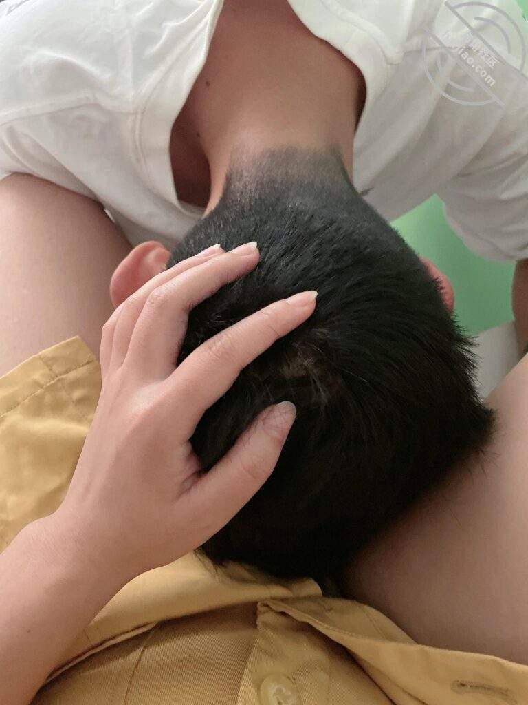 母亲和儿子偷偷做爱